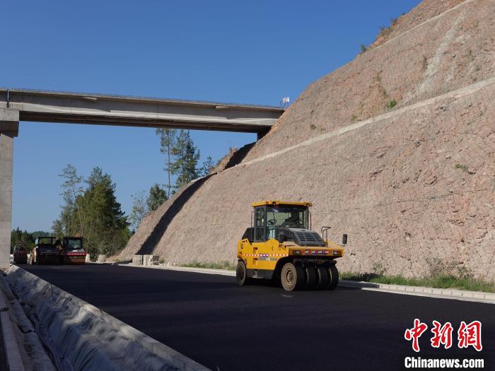 圖為工程設(shè)備正在作業(yè)?！≈需F建重慶投資集團(tuán)有限公司供圖