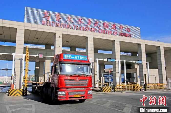 公路貨運(yùn)車輛從烏魯木齊多式聯(lián)運(yùn)中心駛出。　烏魯木齊國(guó)際陸港區(qū)提供