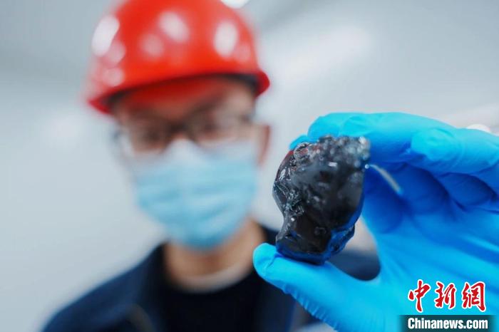“龍焰一號”等離子體高溫熔融工程樣機成功實現首爐玻璃體出料。　中核同創(chuàng)供圖