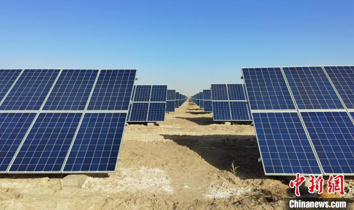 2023年1月17日，溫暖的陽光下，哈密荒漠地帶的光伏發(fā)電企業(yè)正在發(fā)電。　孫永杰 攝