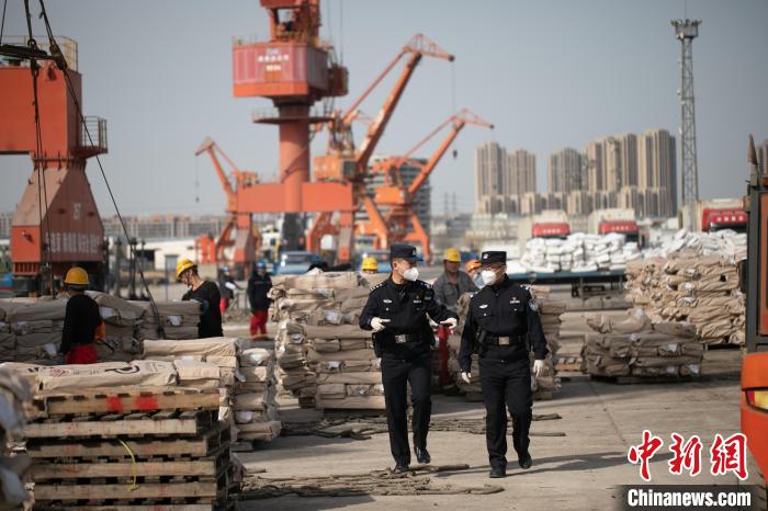 大連出入境邊防檢查站保障船舶快速通關(guān)?！」鹱釉?攝